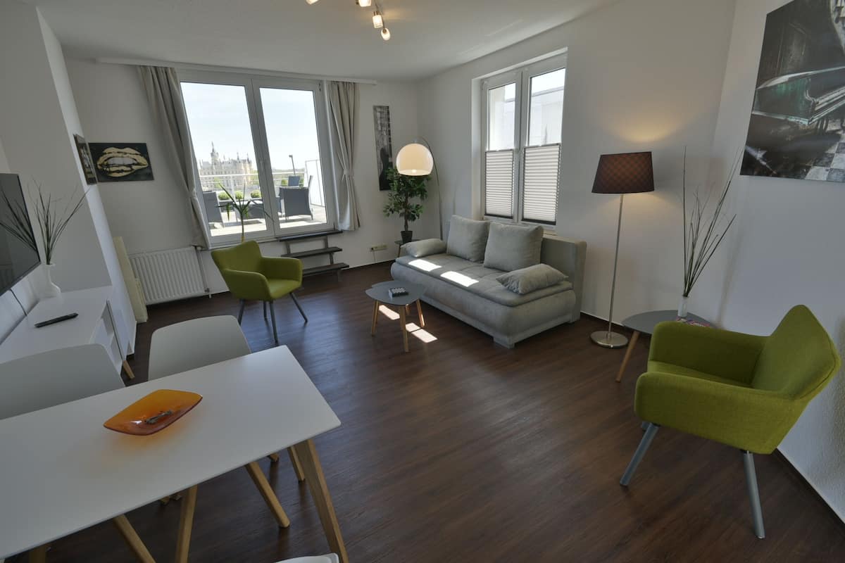 Penthouse | Oppholdsområde | En 32-tommers smart-TV med kabel-kanaler samt TV