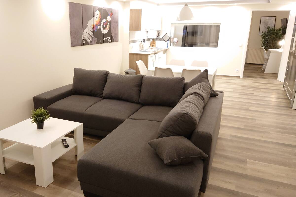 Familien Studio | Oppholdsområde | En 32-tommers smart-TV med kabel-kanaler samt TV