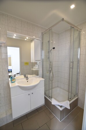 Suite, 2 soverom | Bad | Toalettartikler (inkludert), hårføner, håndklær og såpe