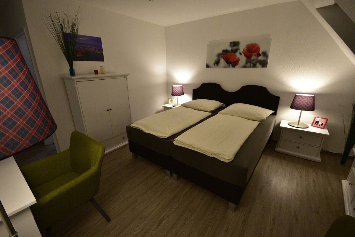 Doppelzimmer obere Etagen | Sengetøy av topp kvalitet, wi-fi (inkludert) og individuelt innredet
