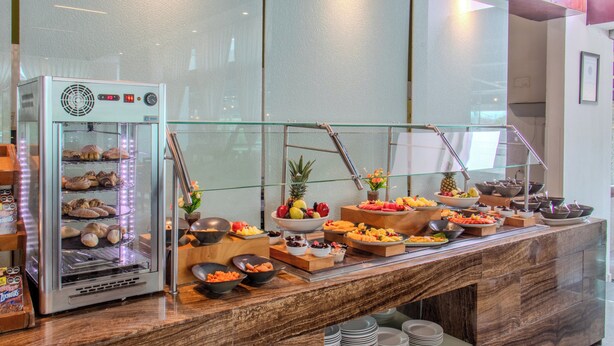 A buffet with various food items and a self-service bakery. - Holiday Inn Queretaro Zona Krystal by IHG (Querétaro)
