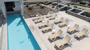 Outdoor pool - Holiday Inn Queretaro Zona Krystal by IHG (Querétaro)
