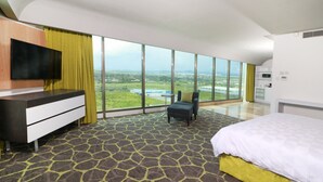 A hotel room with a large window, a bed, a TV, a desk, and a chair. - Holiday Inn Queretaro Zona Krystal by IHG (Querétaro)