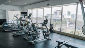A gym with cardio machines, free weights, and a bench. - Holiday Inn Queretaro Zona Krystal by IHG (Querétaro)