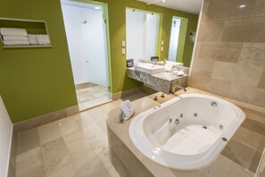 Suite, 1 cama de matrimonio grande | Caja fuerte, escritorio, cortinas opacas y sistema de insonorización