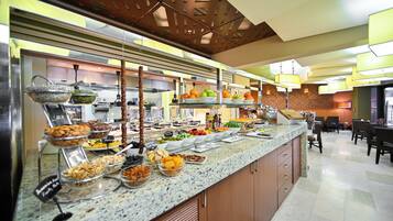 Serveert ontbijt, lunch, diner, regionale gerechten