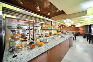 Déjeuner, dîner et souper servis sur place; cuisine régionale 