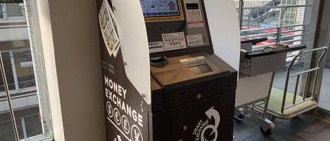 Un cajero automático de cambio de divisas con una pantalla digital que muestra los tipos de cambio.