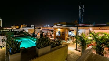 2 outdoor pools, pool loungers