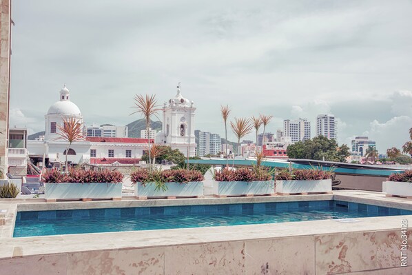 2 buitenzwembaden, ligstoelen bij het zwembad