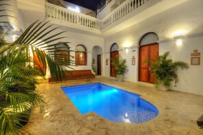 2 buitenzwembaden, ligstoelen bij het zwembad