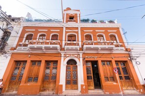 Vista frontal de la propiedad
