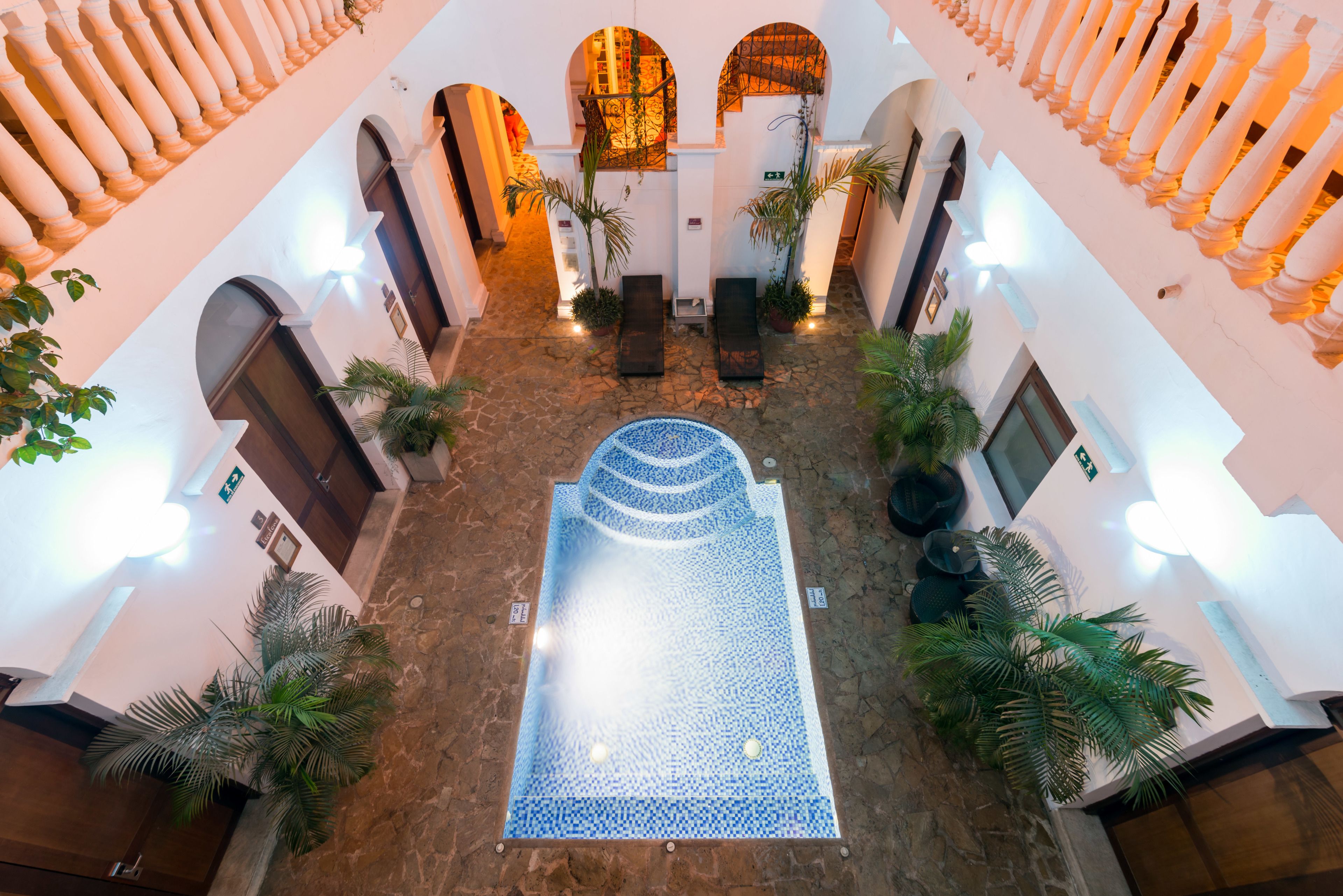 2 室外游泳池，日光浴躺椅