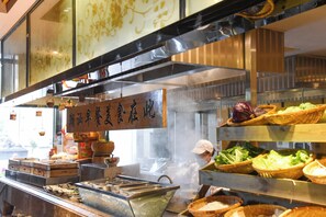 Daily buffet breakfast (CNY 168 per person)