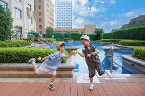 室外游泳池，開放時間為 07:00 至 22:30，提供日光浴躺椅