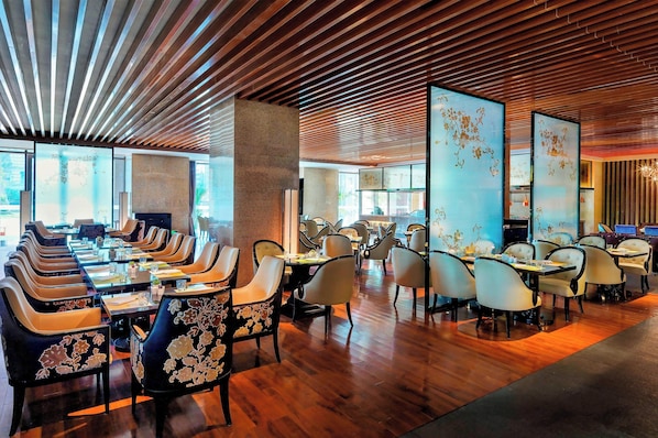 2 restaurants, lunch, dinner, brunch served; Chinese cuisine