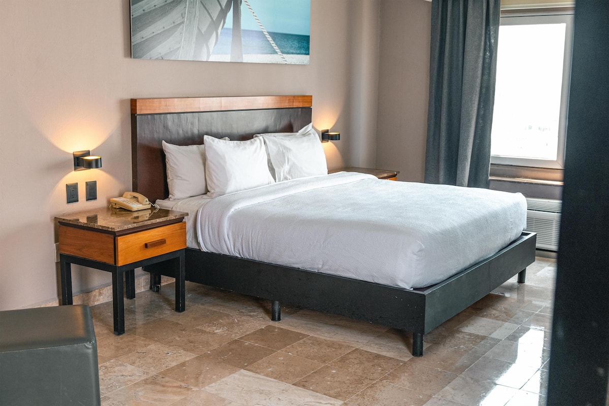 Room, 1 King Bed, City View | Premium bedding, in-room safe, desk, free WiFi