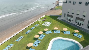 Una piscina al aire libre, tumbonas