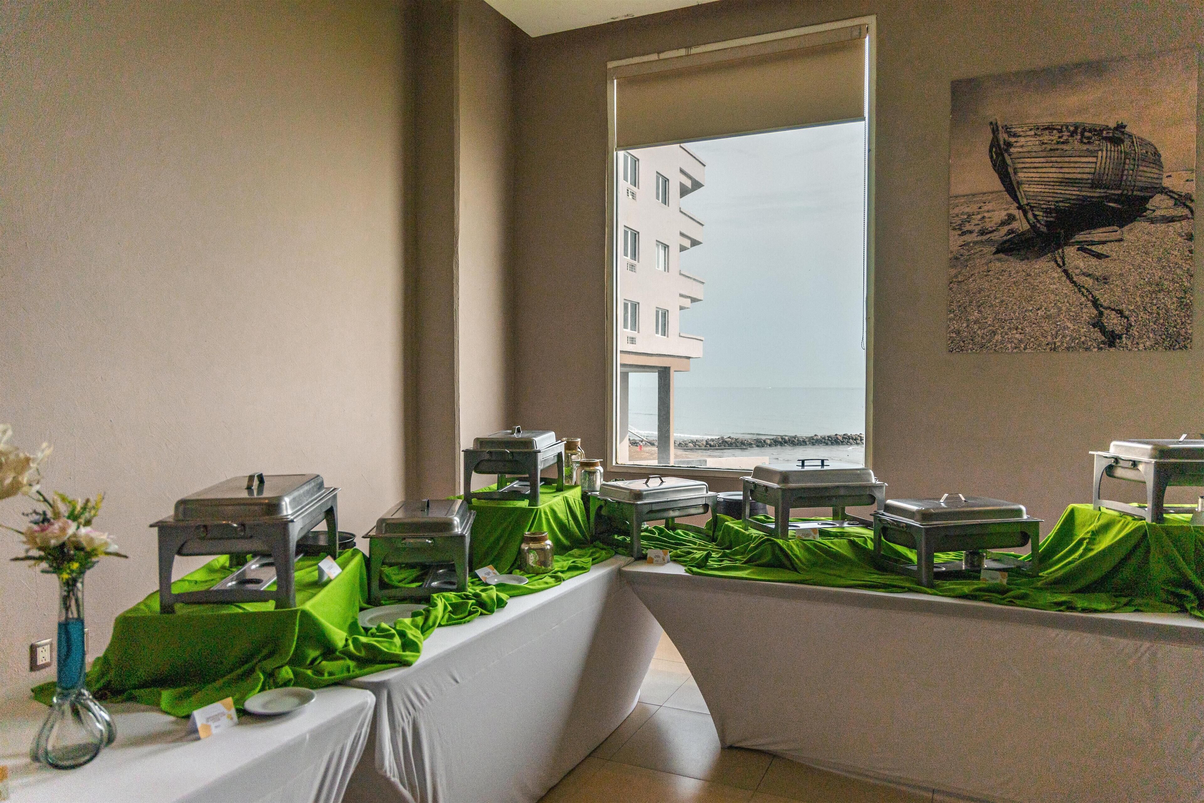 Daily buffet breakfast (MXN 299 per person)