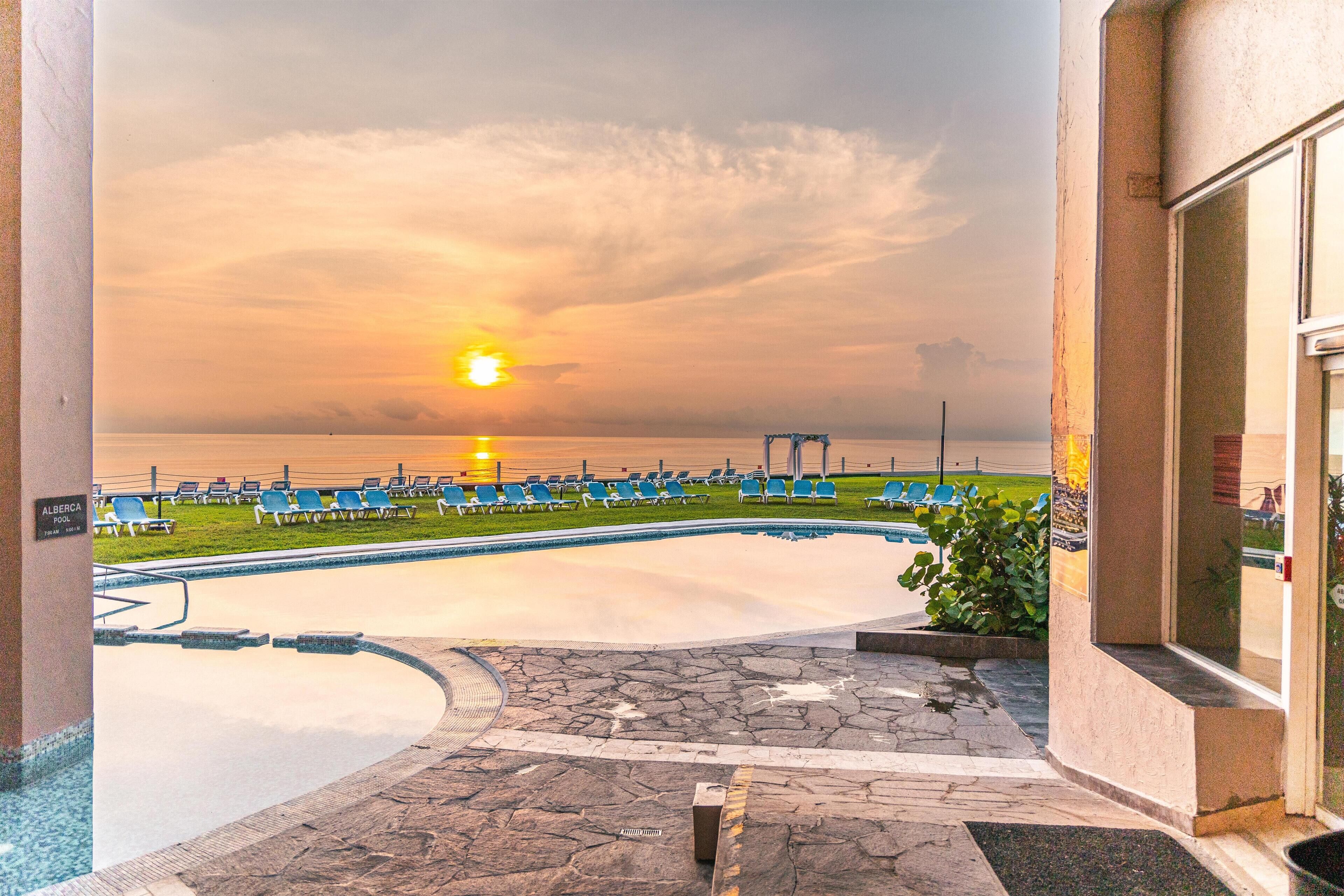 室外游泳池，日光浴躺椅