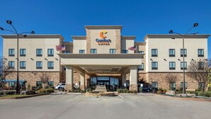 A Comfort Suites hotel with a central entrance, multiple floors, and a parking lot. - Comfort Suites Batesville (Batesville)