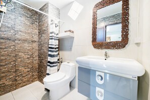 Premier-Zweibettzimmer | Badezimmer | Dusche, Handtücher, Seife, Shampoo