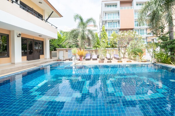 Outdoor pool - Chaba Garden Resort & Service (Pattaya)