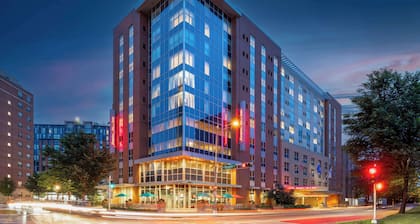 Hampton Inn & Suites Madison / Downtown