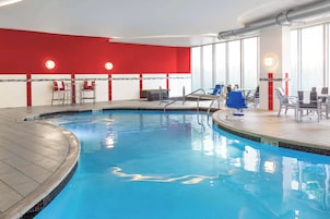 Una piscina techada, sillones reclinables de piscina