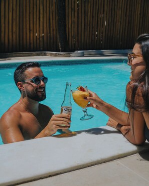 สระว่ายน้ำกลางแจ้ง, ร่มริมสระว่ายน้ำ