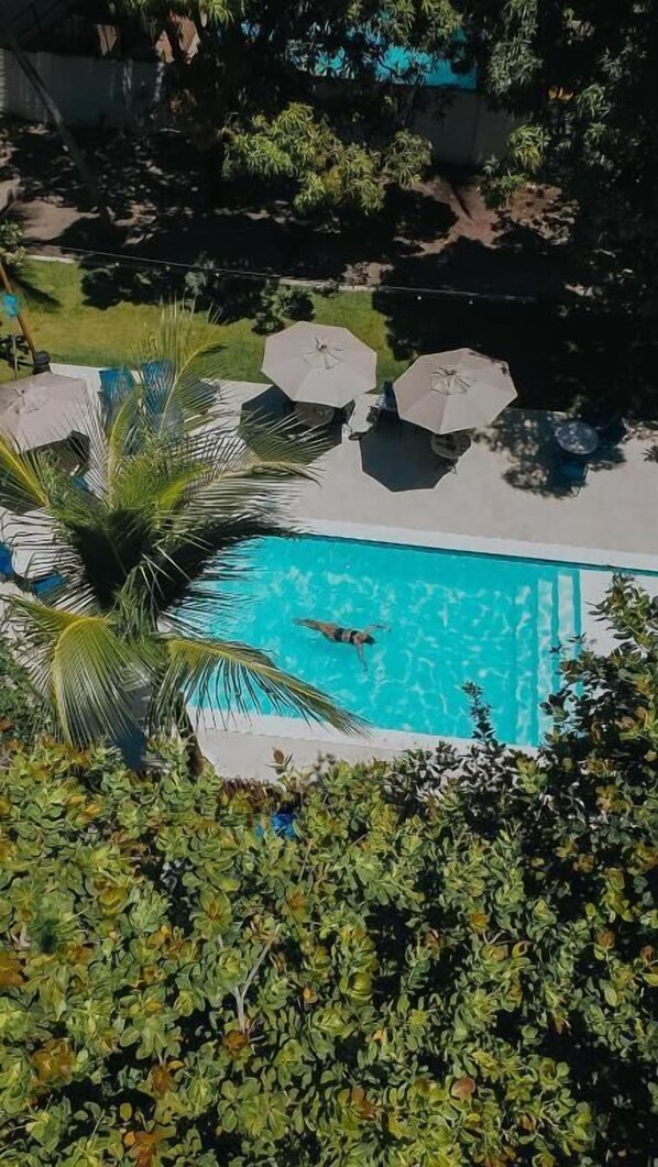 Utendørsbasseng og bassengparasoller