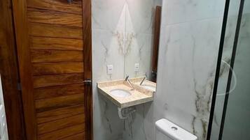 Quarto casal conforto | Frigobar, individualmente decorados, camas extras/dobráveis (sobretaxa)