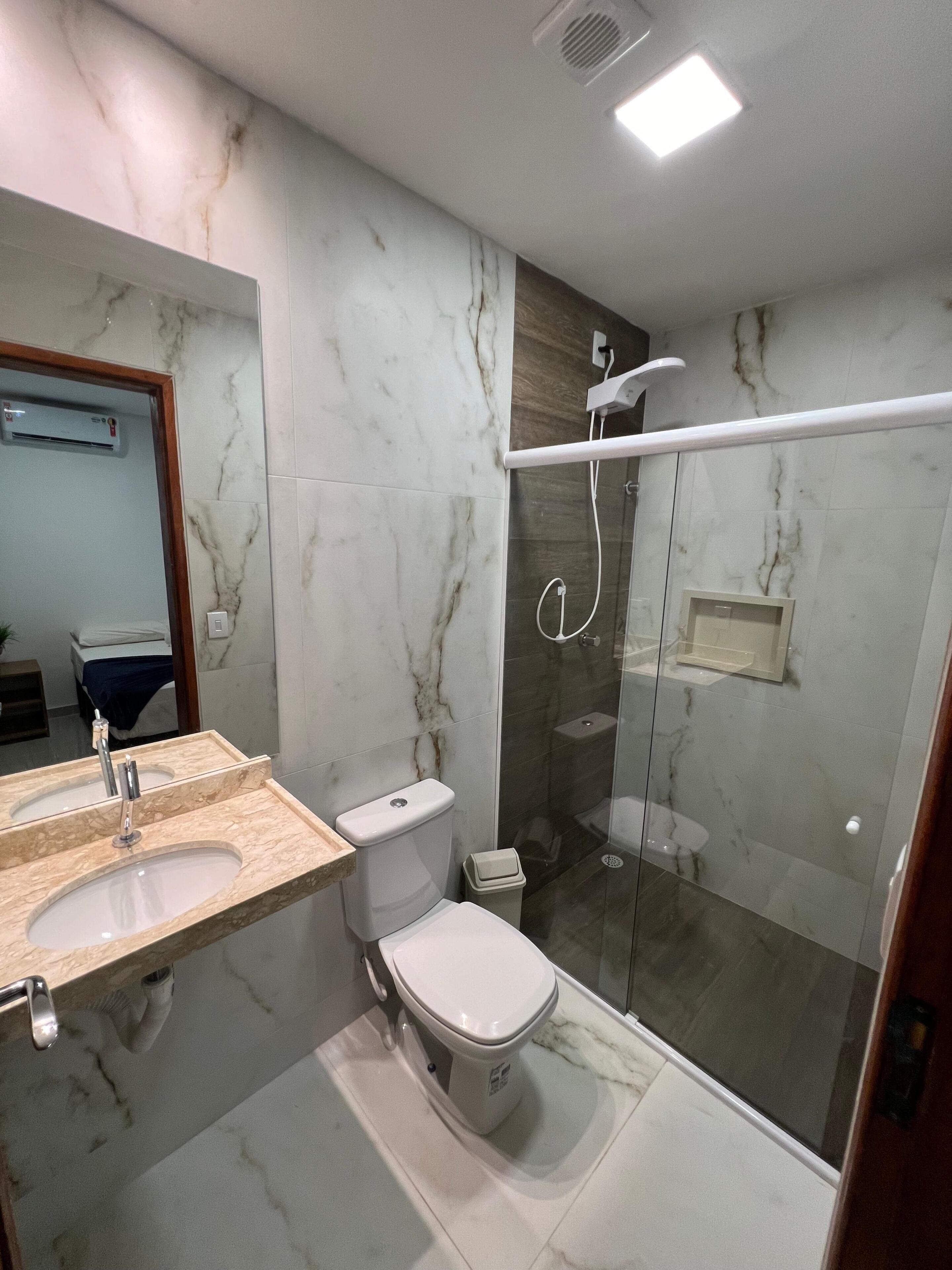 Comfort Double Room | Bathroom | Free toiletries, towels, toilet paper