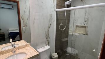 Comfort Double Room | Bathroom | Free toiletries, towels, toilet paper