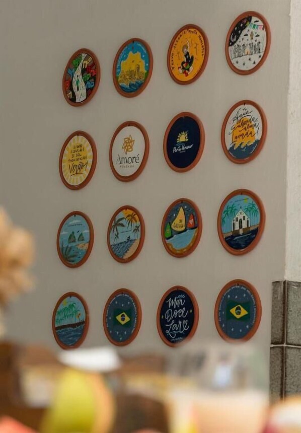 Una pared adornada con placas circulares, cada una con diferentes ilustraciones y texto.