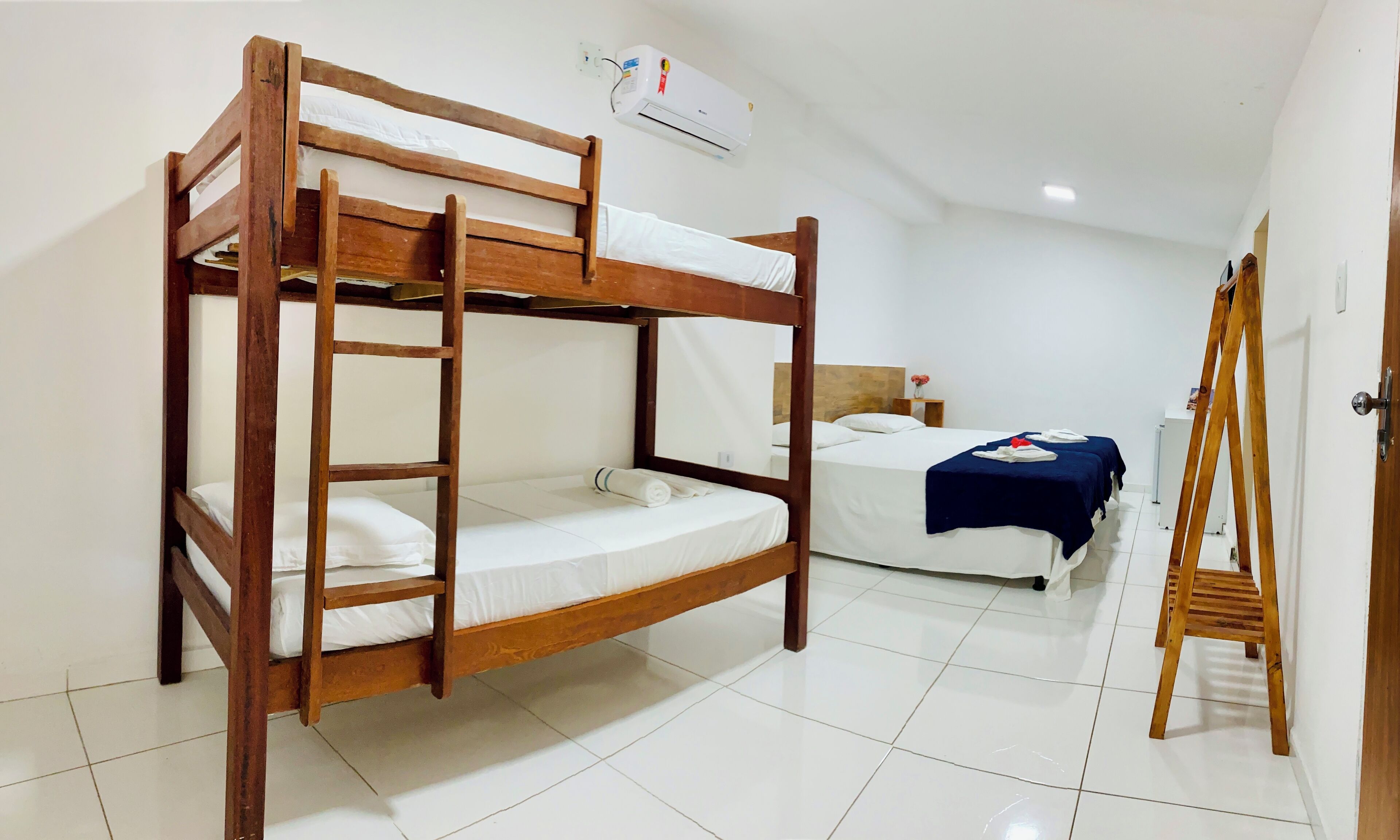 Vierbettzimmer, Gartenblick | Minibar, individuell dekoriert, Zustellbetten, kostenloses WLAN