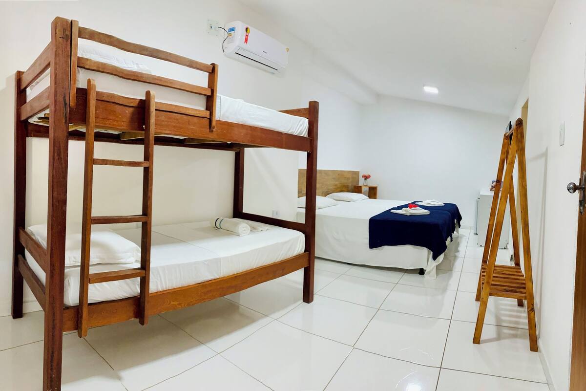 Neljän hengen huone, näköala puutarhaan | Minibaari, yksilöllisesti sisustettu, lisävuoteet, ilmainen Wi-Fi