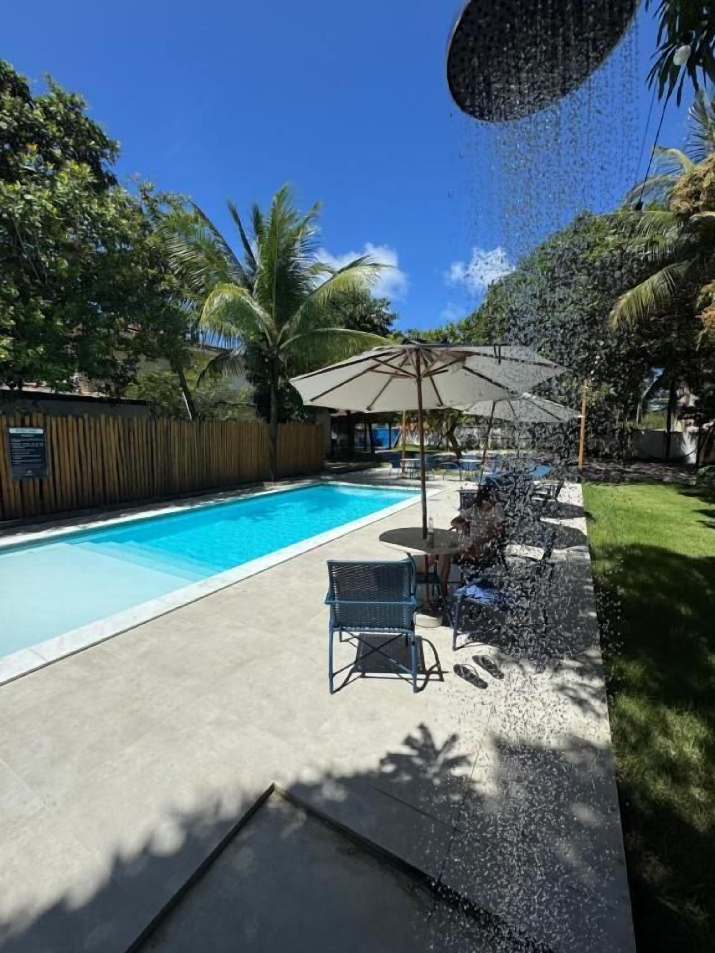 Una piscina al aire libre, sombrillas