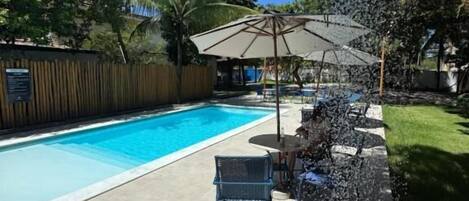 Piscina externa, guarda-sóis