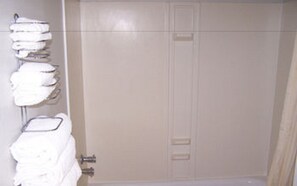 Habitación, 2 camas dobles, fumadores | Baño | Ducha y bañera combinadas, secador de pelo y toallas