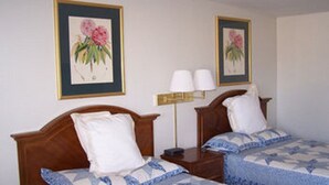 Habitación, 2 camas dobles, fumadores | Tabla de planchar con plancha y camas supletorias