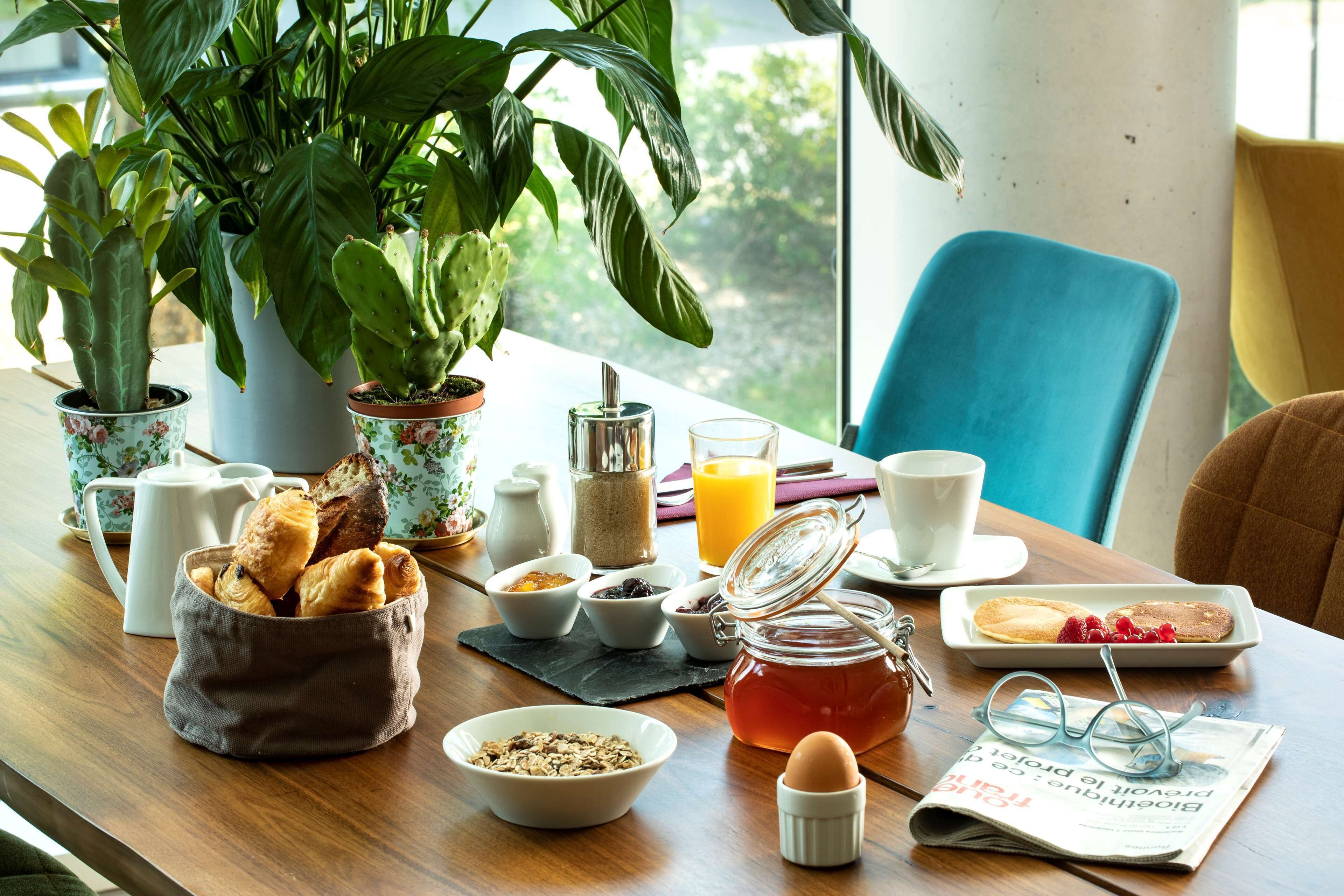 Daily cooked-to-order breakfast for a fee