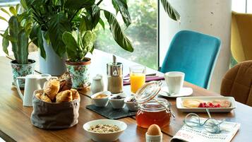 Daily cooked-to-order breakfast for a fee