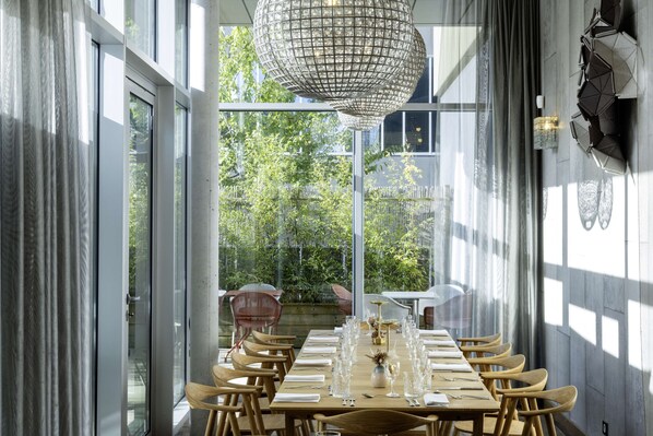 Cocina francesa con mesas al aire libre