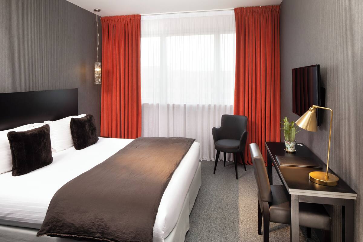 Luxe beddengoed, pillowtop-bedden, een kluis op de kamer, een bureau