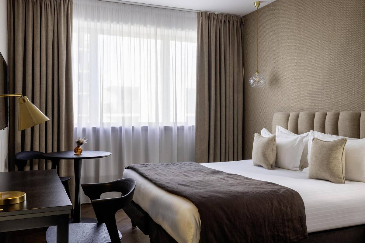 Superior kamer, 1 queensize bed (Twin bed on request) | Luxe beddengoed, pillowtop-bedden, een kluis op de kamer, een bureau