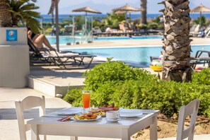 Poolside bar