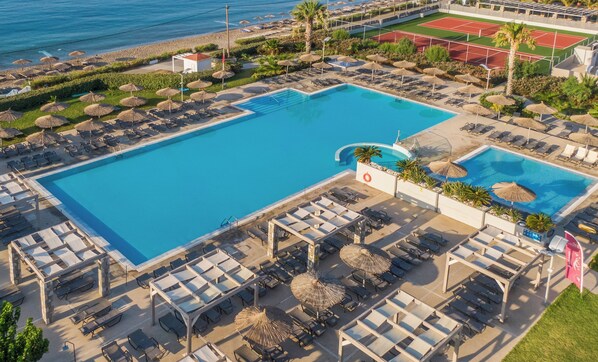 Piscina externa sazonal, funciona das 8h às 19h, guarda-sóis
