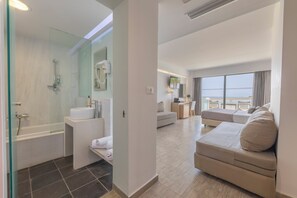 غرفة عائلية (Open Plan) | أغطية فراش متميزة وعناصر مجانية داخل الميني بار وخزنة داخل الغرفة ومكتب