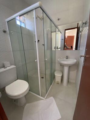 Bruser, gratis toiletartikler, hårtørrer, håndklæder
